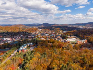 Geniş bir hava manzarası, Boone kasabası içinde yer alan Appalachian Eyalet Üniversitesi kampüsünü yakalar. Sahne, Blue Ridge 'in canlı sonbahar sırtlarıyla çevrili akademik binaları ve yerel caddeleri gösteriyor..