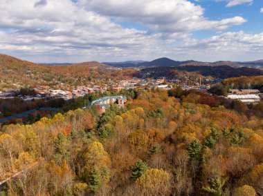 Geniş bir hava manzarası, Boone kasabası içinde yer alan Appalachian Eyalet Üniversitesi kampüsünü yakalar. Sahne, Blue Ridge 'in canlı sonbahar sırtlarıyla çevrili akademik binaları ve yerel caddeleri gösteriyor..