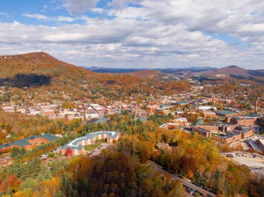 Geniş bir hava manzarası, Boone kasabası içinde yer alan Appalachian Eyalet Üniversitesi kampüsünü yakalar. Sahne, Blue Ridge 'in canlı sonbahar sırtlarıyla çevrili akademik binaları ve yerel caddeleri gösteriyor..