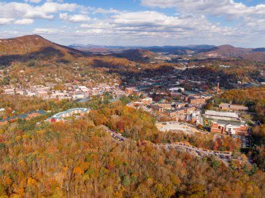 Geniş bir hava manzarası, Boone kasabası içinde yer alan Appalachian Eyalet Üniversitesi kampüsünü yakalar. Sahne, Blue Ridge 'in canlı sonbahar sırtlarıyla çevrili akademik binaları ve yerel caddeleri gösteriyor..