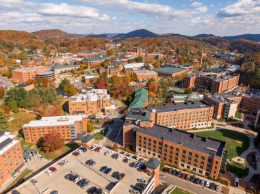 Geniş bir hava manzarası, Boone kasabası içinde yer alan Appalachian Eyalet Üniversitesi kampüsünü yakalar. Sahne, Blue Ridge 'in canlı sonbahar sırtlarıyla çevrili akademik binaları ve yerel caddeleri gösteriyor..