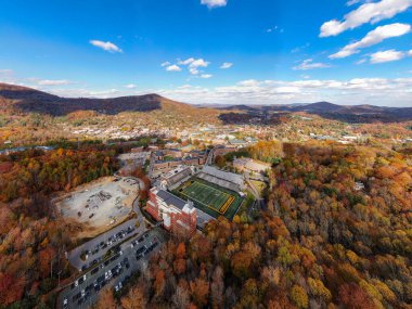 Geniş açılı bir hava manzarasında Kidd Brewer Stadyumu, 