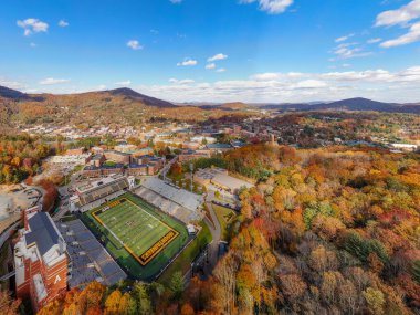 Kidd Brewer Stadyumu 'ndaki yüksek insansız hava aracı atışı, Appalachian Eyalet Üniversitesi futbol takımını sahada sergiliyor. Kaya olarak bilinen siyah ve altın çim bu Boone, Kuzey Carolina 'nın odak noktasıdır..
