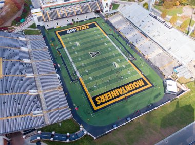 Kidd Brewer Stadyumu 'ndaki yüksek insansız hava aracı atışı, Appalachian Eyalet Üniversitesi futbol takımını sahada sergiliyor. Kaya olarak bilinen siyah ve altın çim bu Boone, Kuzey Carolina 'nın odak noktasıdır..