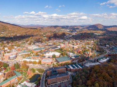 Geniş bir hava manzarası, Boone kasabası içinde yer alan Appalachian Eyalet Üniversitesi kampüsünü yakalar. Sahne, Blue Ridge 'in canlı sonbahar sırtlarıyla çevrili akademik binaları ve yerel caddeleri gösteriyor..