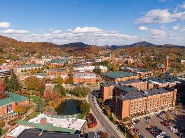 Geniş bir hava manzarası, Boone kasabası içinde yer alan Appalachian Eyalet Üniversitesi kampüsünü yakalar. Sahne, Blue Ridge 'in canlı sonbahar sırtlarıyla çevrili akademik binaları ve yerel caddeleri gösteriyor..