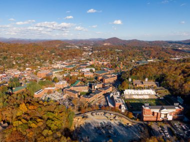 Geniş bir hava manzarası, Boone kasabası içinde yer alan Appalachian Eyalet Üniversitesi kampüsünü yakalar. Sahne, Blue Ridge 'in canlı sonbahar sırtlarıyla çevrili akademik binaları ve yerel caddeleri gösteriyor..