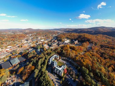Geniş bir hava manzarası, Boone kasabası içinde yer alan Appalachian Eyalet Üniversitesi kampüsünü yakalar. Sahne, Blue Ridge 'in canlı sonbahar sırtlarıyla çevrili akademik binaları ve yerel caddeleri gösteriyor..