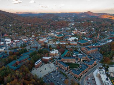 Geniş bir hava manzarası, Boone kasabası içinde yer alan Appalachian Eyalet Üniversitesi kampüsünü yakalar. Sahne, Blue Ridge 'in canlı sonbahar sırtlarıyla çevrili akademik binaları ve yerel caddeleri gösteriyor..
