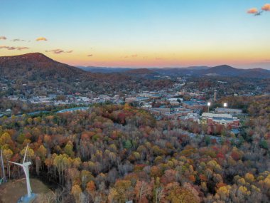 Geniş bir günbatımı manzarası Boone ve Appalachian Eyalet Üniversitesi 'ni Blue Ridge Dağları' nın içine hapseder. Canlı bir sonbahar ormanı ve önde gelen bir rüzgar türbini bu nefes kesici yüksek kır manzarasını oluşturuyor..