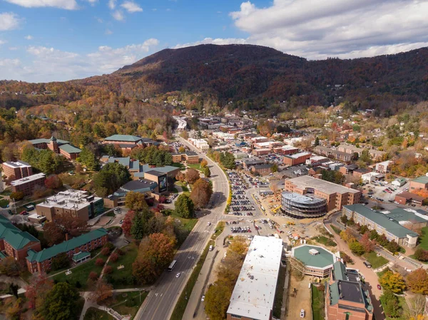 Bir hava aracı, sonbahar yaprak mevsiminde Boone şehir merkezinin kalbini yakalar. Şehrin mimarisi ve yerel sokakları Blue Ridge Dağı 'nın kıvrımlı tepelerinin canlı zeminine dayanır..