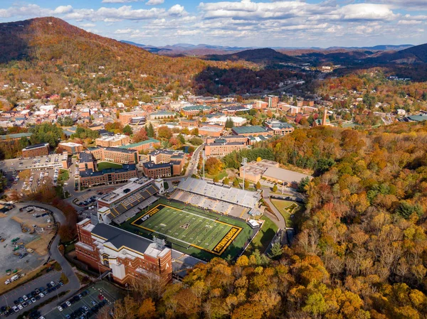 Geniş açılı bir hava manzarasında Kidd Brewer Stadyumu, 
