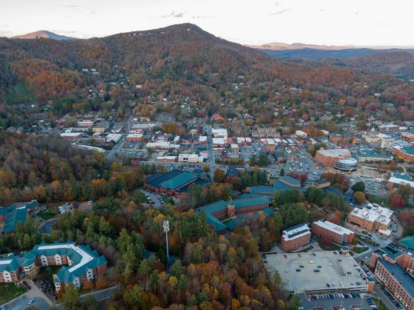 Geniş bir hava manzarası, Boone kasabası içinde yer alan Appalachian Eyalet Üniversitesi kampüsünü yakalar. Sahne, Blue Ridge 'in canlı sonbahar sırtlarıyla çevrili akademik binaları ve yerel caddeleri gösteriyor..