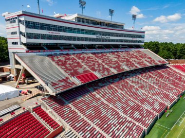 117.000 metrekarelik TowneBank Center 'ın yer aldığı Carter-Finley Stadyumu' nun batısında bir hava manzarası var. Kulede 51 özel lüks süiti, Dail Kulübü ve Wolfpack futbol takımı için basın locası bulunan dört kat yer alıyor..