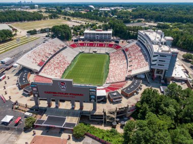 Carter-Finley Stadyumu 'nun kuzeyinden Andy Albright Skor tabelasına doğru bakan yüksek açılı bir drone görüntüsü. Çekim kırmızı kase, TowneBank Center ve 103.254 fit karelik Murphy Center 'ı vurguluyor..