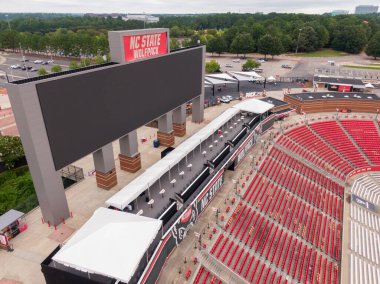 Carter-Finley Stadyumu 'nun kuzey ucundaki Andy Albright skor tabelasının hava görüntüsü. Çekimlerde, öğrenci bölümleri de dahil olmak üzere 2,5 metrekarelik devasa video panosu ve kuzey ucunda yer alan kase yer alıyor..