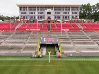 Carter-Finley Stadyumu 'nun güney ucuna bakan yüksek açılı hava perspektifi. Atış, kale direkleri ve Wayne Day Aile Sahası 'nın doğal çimlerini hedef alırken, 103.254 metrekarelik Murphy Futbol Merkezi arka plan olarak hizmet veriyor..
