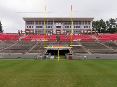 Carter-Finley Stadyumu 'nun güney ucundaki hava manzarası, kapalı oturma alanı ve 103.254 fit karelik Wendell H. Murphy Futbol Merkezi' ni içermektedir. Atış, Wolfpack futbol operasyonlarının yapıldığı kırmızı kase ve tesisi gösteriyor..