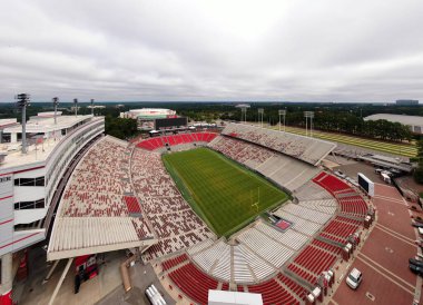 Carter-Finley Stadyumu 'nun kuzey ucuna bakan hava manzarası. Çekim, muhafaza projesinin daimi oturma yerini, bandonun belirlenmiş bölümünü ve Raleigh 'deki oturma kabının üzerinde yükselen Andy Albright skor tablosunu yakalar..