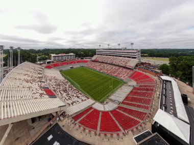 Kuzey Carolina, Raleigh 'deki Carter-Finley Stadyumu' nun geniş hava manzarası. Görüntü tam oturma kase, Wayne Day Aile Sahası, ve TowneBank Center kulesi içerir, NC State Wolfpack futbolunun tamamını yukarıdan çeker..