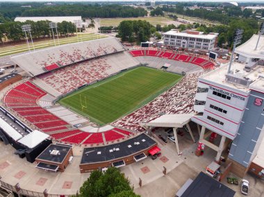 Kuzey Carolina, Raleigh 'deki Carter-Finley Stadyumu' nun geniş hava manzarası. Görüntü tam oturma kase, Wayne Day Aile Sahası, ve TowneBank Center kulesi içerir, NC State Wolfpack futbolunun tamamını yukarıdan çeker..