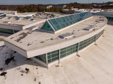 Bu hava aracı görüntüsü, bir membran çatıya entegre edilmiş büyük ölçekli ticari cam atriyum sistemine sahiptir. Raporda mimari cilalama ve modern tesislerdeki su geçirmez gündüz aydınlatması için gerekli teknik mühür vurgulanıyor.