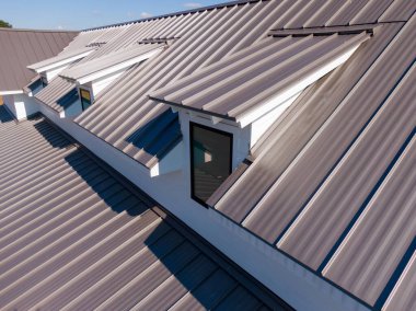 Bu hava aracı atışı, karmaşık gablonları olan, kömürlü, ayakta duran metal bir çatı içeriyor. Temiz geometrik çizgiler ve yurttaki havalandırmalar, üst düzey ticari gayrimenkuller için prim mimari tasarımı ve profesyonel kurulumu vurguluyor.