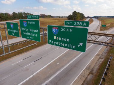 Hava aracı fotoğrafı 40 Doğu Otoyolu 'ndan Wilmington' a, 95 Kuzey ve Güney Otoyolu 'ndan Rocky Mount ve Fayetteville' e kadar yeşil otoban işaretleri gösteriyor. Çekim Johnston İlçesi altyapısını ve sonbahar manzarasını yansıtıyor..