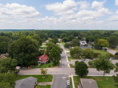 Wendell, Kuzey Carolina 'da sakin bir yerleşim bölgesinin hava aracı görüntüsü. Çekimde büyük yeşil ağaçlar, temiz çimenleri olan banliyö evleri ve dağınık beyaz bulutlu açık bir yaz gökyüzü görülüyor..