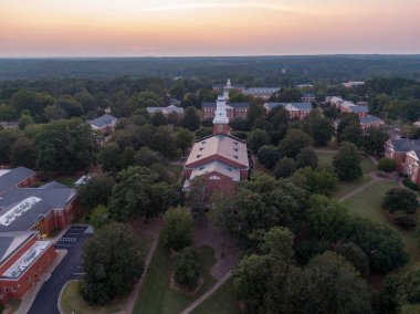 Wake Forest, NC 'deki Güneydoğu Baptist İlahiyat Fakültesi' nin hava manzarası. Tarihi Sömürge Diriliş Kampüsü tarihi Binkley Şapel Kulesi, tuğla salonları ve antik meşe ağaçlarıyla dolu 25 dönümlük yemyeşil bir dörde sahiptir..