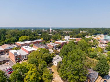 Wake Forest, NC 'nin yüksek açılı insansız hava aracı görüntüsü. Çekim merkezleri Güney White Caddesi 'nin tuğla dükkanları, tarihi bölgenin çapraz park alanı, Rönesans Merkezi ve SEBTS kampüsünün yemyeşil gölgeliği..