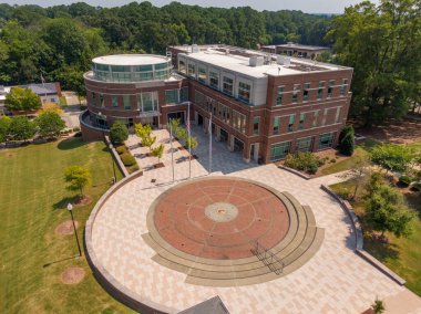 301 S. Brooks Caddesi 'ndeki Wake Forest Town Hall' un 44.000 metrekare hava aracı görüntüsü. LEED Platinum tesisinde büyük bir kubbe, modern cam mimari ve dairesel Centennial Plaza girişi yer alıyor..