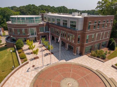 301 S. Brooks Caddesi 'ndeki Wake Forest Town Hall' un 44.000 metrekare hava aracı görüntüsü. LEED Platinum tesisinde büyük bir kubbe, modern cam mimari ve dairesel Centennial Plaza girişi yer alıyor..