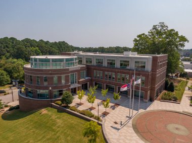 301 S. Brooks Caddesi 'ndeki Wake Forest Town Hall' un 44.000 metrekare hava aracı görüntüsü. LEED Platinum tesisinde büyük bir kubbe, modern cam mimari ve dairesel Centennial Plaza girişi yer alıyor..