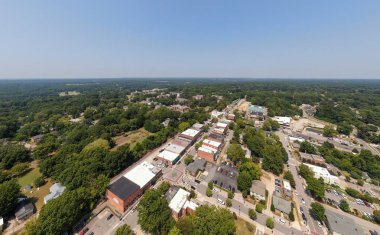 Wake Forest, NC 'nin yüksek açılı insansız hava aracı görüntüsü. Çekim merkezleri Güney White Caddesi 'nin tuğla dükkanları, tarihi bölgenin çapraz park alanı, Rönesans Merkezi ve SEBTS kampüsünün yemyeşil gölgeliği..