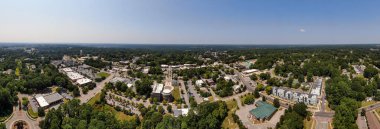 Wake Forest 'ın yüksek irtifa drone panoraması SEBTS kampüsüne bakıyor. Çekimde Rönesans Merkezi, yüksek haberleşme kulesi ve yoğun yeşil gölgelik içine yerleştirilmiş tarihi tuğla mimari ve modern ofislerin bir karışımı yer alıyor..