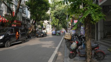 Sessiz yol, mağazalar ve konut binaları gösteriyor.