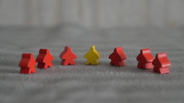 Kırmızı işaretlerle çevrili sarı parça, ince bir izolasyonla odak liderliği öneriyor..