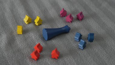 Gri yüzeydeki çok renkli simgeler arasında merkezlenmiş uzun mavi kule figürü.