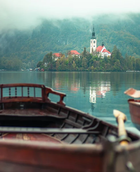 Kutsal Bakire Meryem 'in Varsayımı Kilisesi, Slovenya Gölü