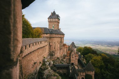 Orschwiller, Alsace, Fransa 'daki Haut-Koenigsbourg şatosundan görüntü