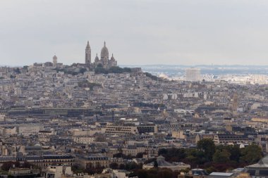 Eyfel Kulesi Gözlemevi 'nden Sacr Cur de Montmartre Bazilikası manzarası