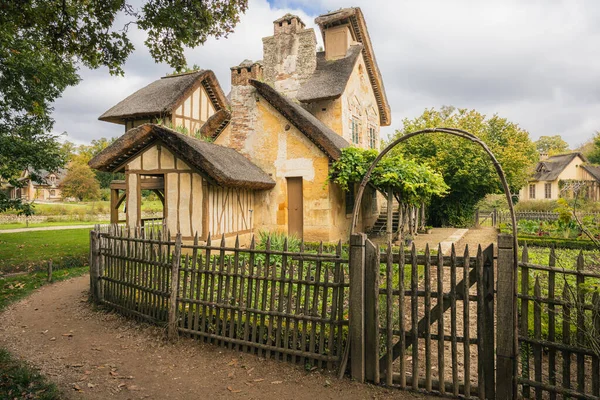 Marie Antoinette 'in Kraliçe Hamleti Fransa' nın Versay Sarayı 'ndaki Petit Trianon' da.