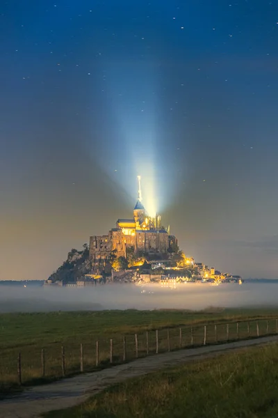 Mont Saint Michel gece vakti uzaklardan, Normandiya, Fransa