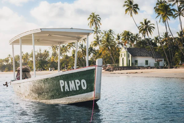 Pernambuco Brezilya 'daki Carneiros Sahili' ndeki Saint Benedict Şapeli 'nin önündeki balıkçı teknesi.