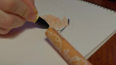 Akşam yemeğinden önce ahşap yemek masasında anne-oğul ellerinin pastel boyayla çizimlerini kapat. Yüksek kalite 4k görüntü