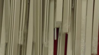 Pankartlar film festivalinden sonra kırmızı halıya yığılmış, yakın çekim kamera hareketi soyut hareket efekti yaratıyor. Olaydan sonraki detay.