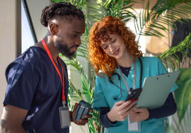 Kahve molasında tıp öğrencileri. Kahve molasında yüksek kaliteli fotoğraf öğrencileri.