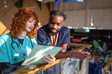 Kahve molasında olan bir grup doktor bir sağlık raporunu tartışıyorlar. Yüksek kalite 3D çizimler. Bir grup doktor kahve molasında. Bir sağlık raporunu tartışıyorlar.