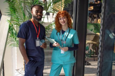 Kahve molasında tıp öğrencileri. Kahve molasında yüksek kaliteli fotoğraf öğrencileri.